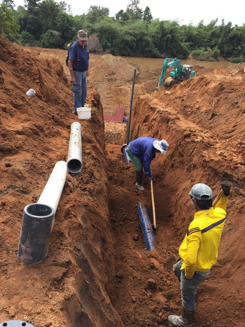 4_copy CIC đang lắp đặt hệ thống thoát nước đồng bộ cho vườn ca cao