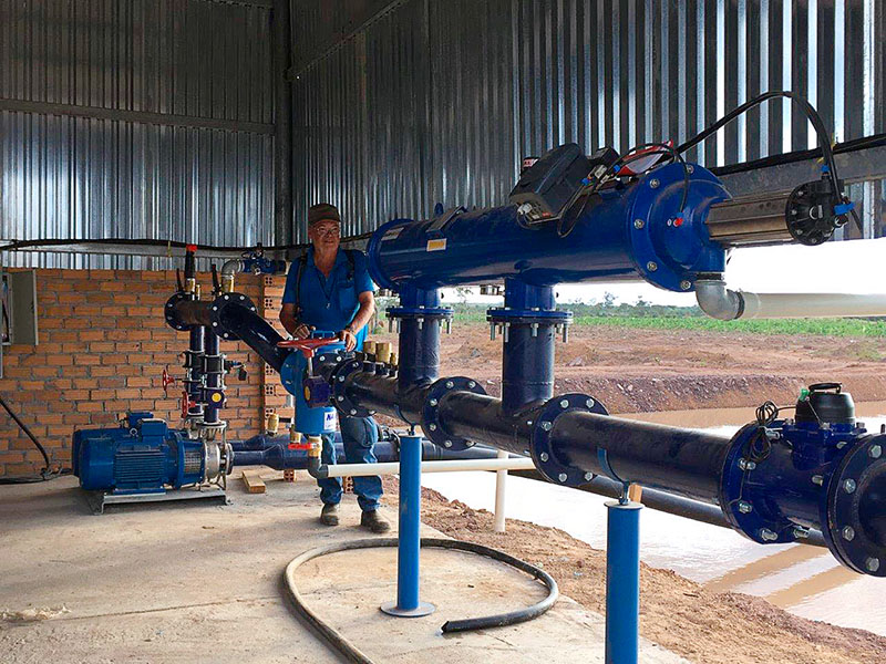 5 Kỹ sư Israel lắp đặt bộ điều khiển hệ thống tưới nhỏ giọt